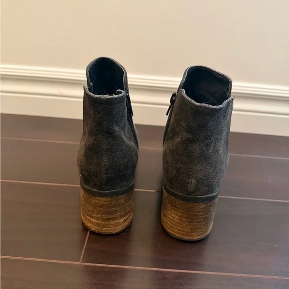 Elegant Black Suede Ankle Booties - Picture 3 of 4